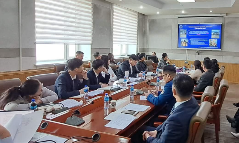 Хурлаар:
▪️ 2025 оны үйл ажиллагааны тайлан ,
▪️ 2026 оны төлөвлөгөө, 
▪️ Хүүхэд хамгаалал, хүүхдийн эрхийн хэрэгжилтийн нөхцөл байдал,
▪️ Салбар дундын хамтын ажиллагааг сайжруулах асуудлуудыг тус тус хэлэлцлээ. 
&#55357&#56624Мөн өсвөр үеийнхэнд чиглэсэн урьдчилан сэргийлэх ажил, эрүүл мэндийн үйлчилгээний хүртээмж, хяналт шалгалтын үр дүн, цаашид хэрэгжүүлэх арга хэмжээний талаар санал солилцож, холбогдох байгууллагуудад үүрэг чиглэл өглөө. 
&#55357&#56624Тус хурлаар аймгийн хэмжээнд хүүхдийн эрх, хамгааллыг бэхжүүлэх, хүүхэд хөгжлийн бодлого, үйл ажиллагааг уялдуулан зохион байгуулахад цаашид анхаарч ажиллах боллоо. 